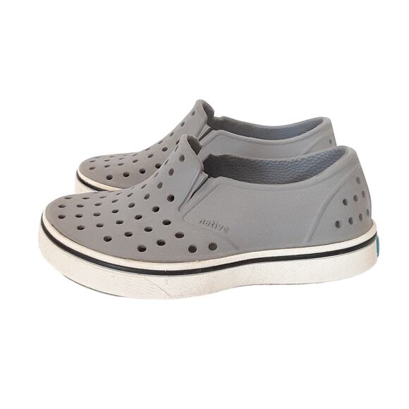 Native Miles Kids 7 Water Shoes Gray White Slip On Sneakers Back to School Play - Picture 2 of 9
